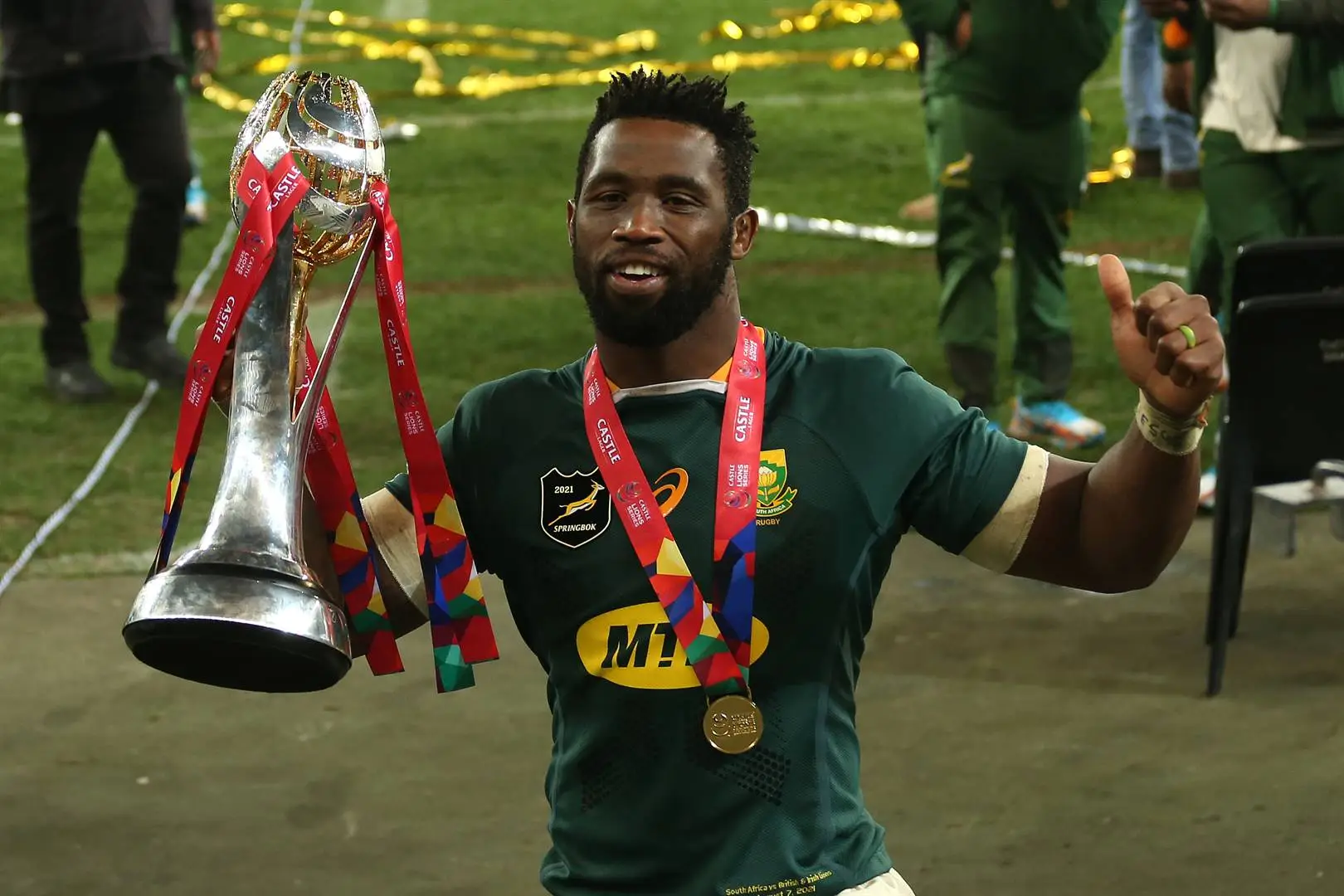 Siya Kolisi posing with rugby ball