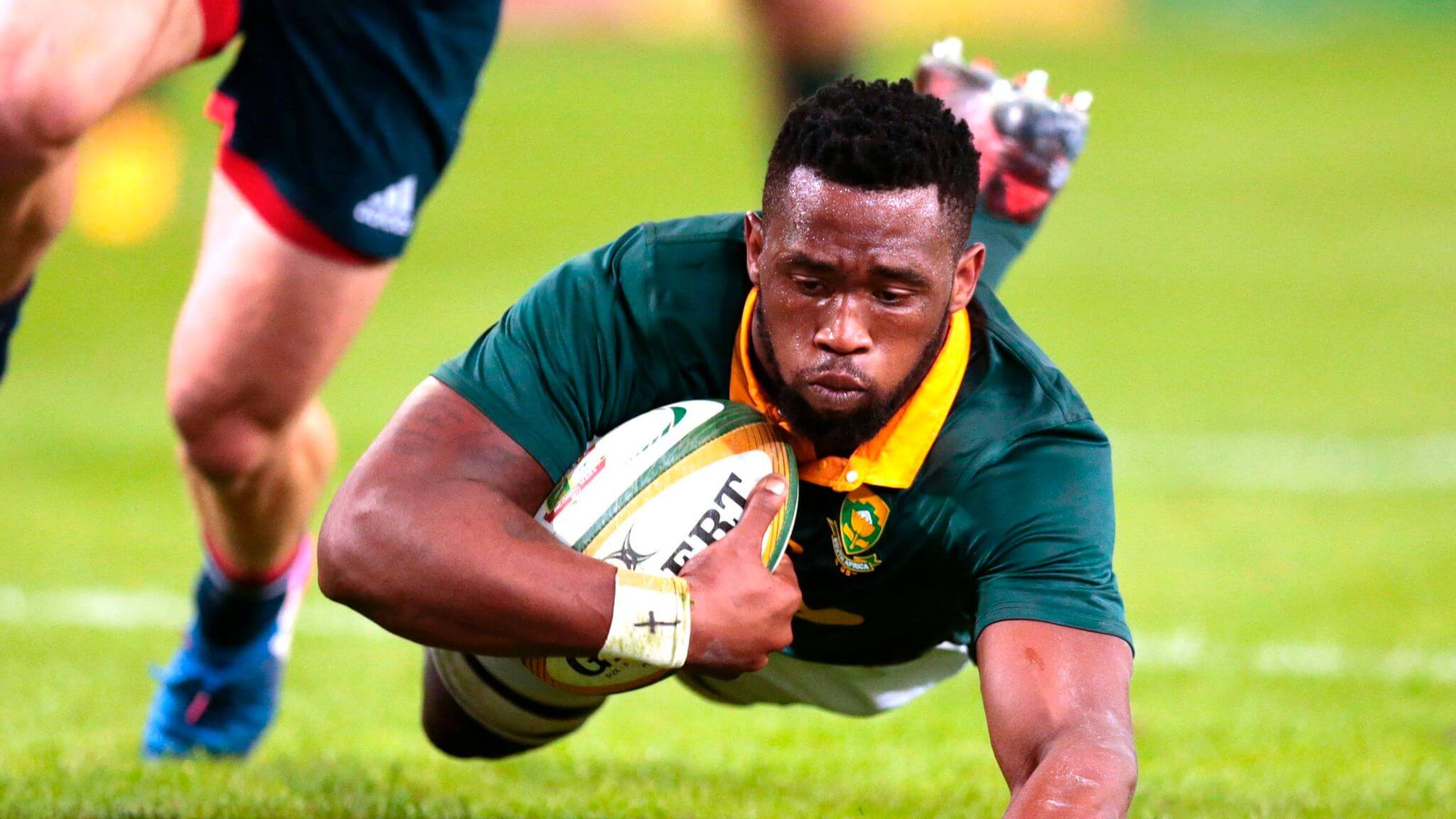 Kolisi in Sprinkbok Uniform leading scoring a try