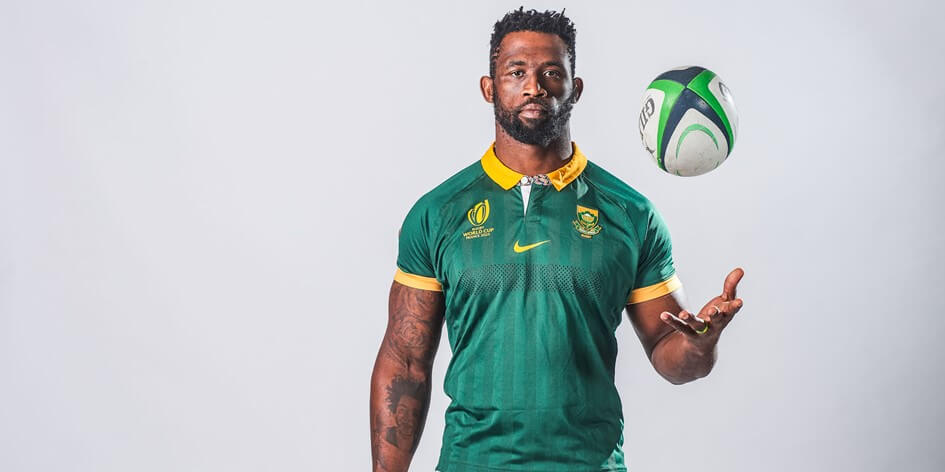 Kolisi in Sprinkbok Uniform catching a rugby ball